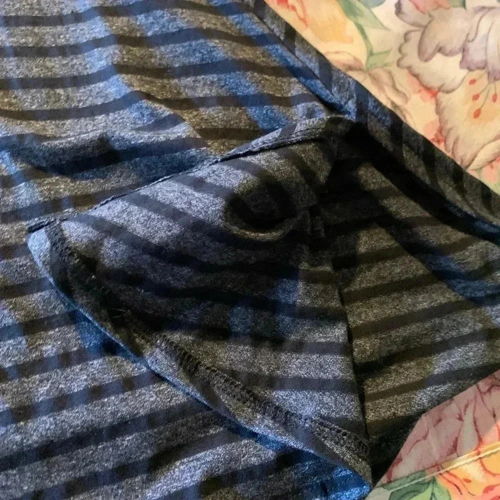 NWT Lularoe Womenβs Top Size Medium - Picture 3 of 14